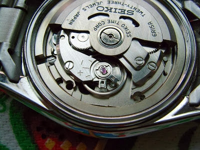 Наручные часы отстают на 7. Seiko Caliber 6r15. Калибр Seiko 6r35. Механизм Сейко 7s26. 6r35 Seiko механизм.